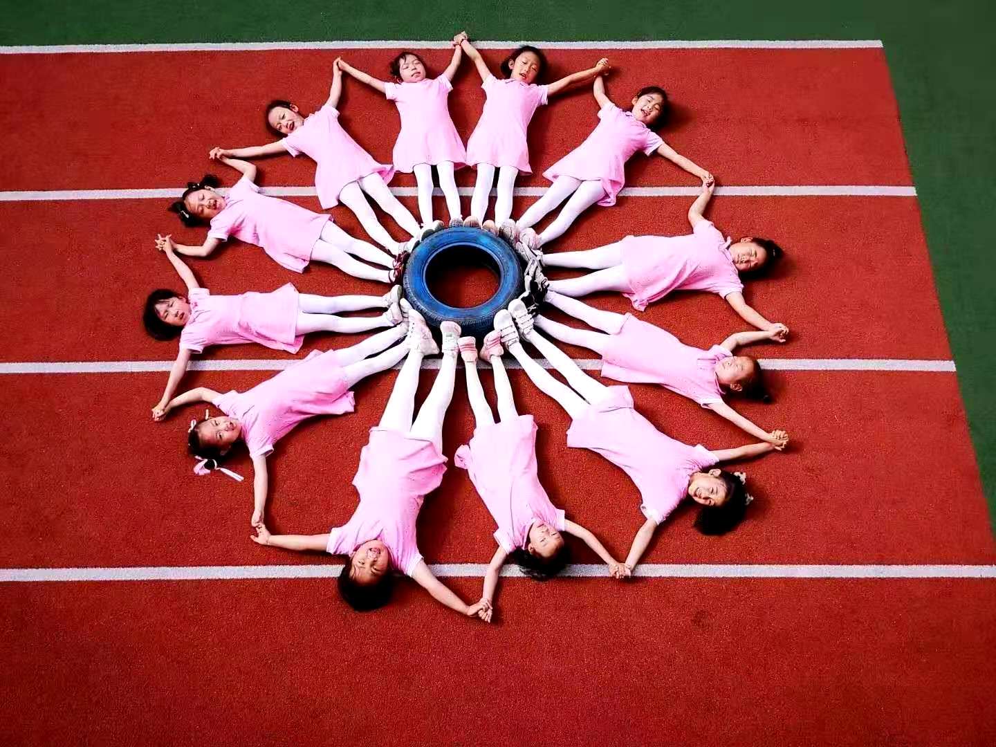 太陽花造型，粉色衣服，很搭
